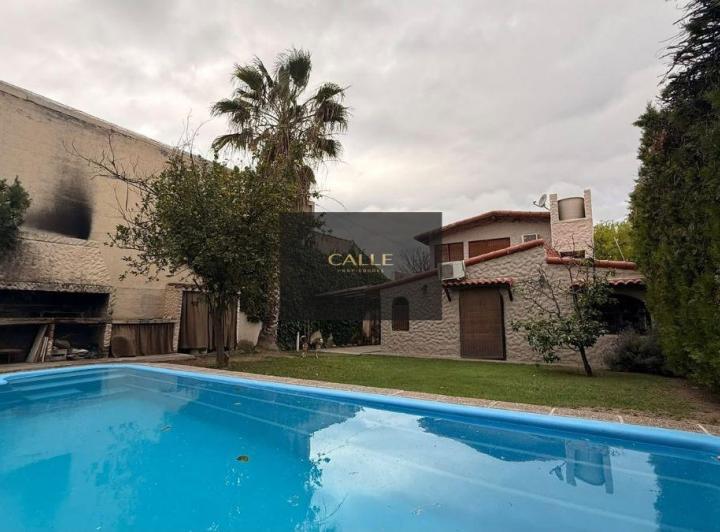Casa · 178m² · 6 Ambientes · 3 Cocheras