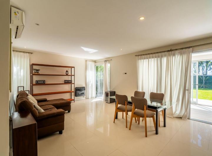 Casa · 250m² · 6 Ambientes · 2 Cocheras