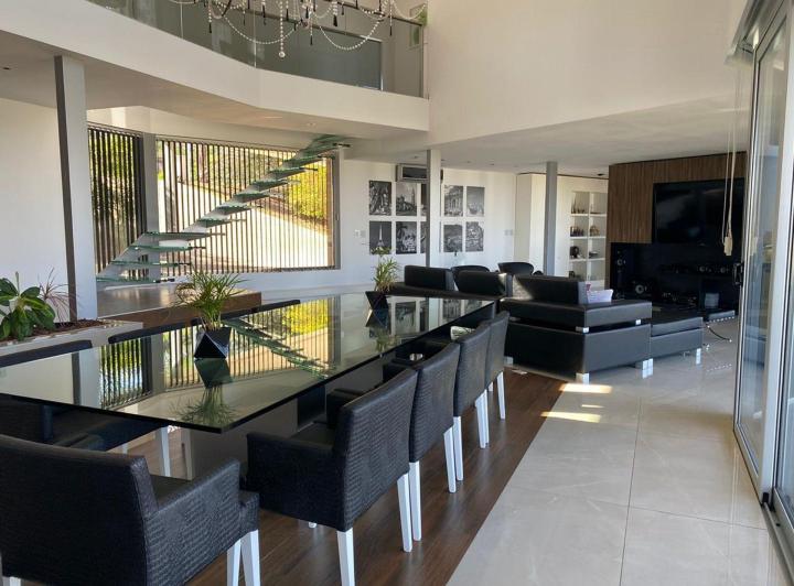 Casa · 1000m² · 8 Ambientes · 4 Cocheras