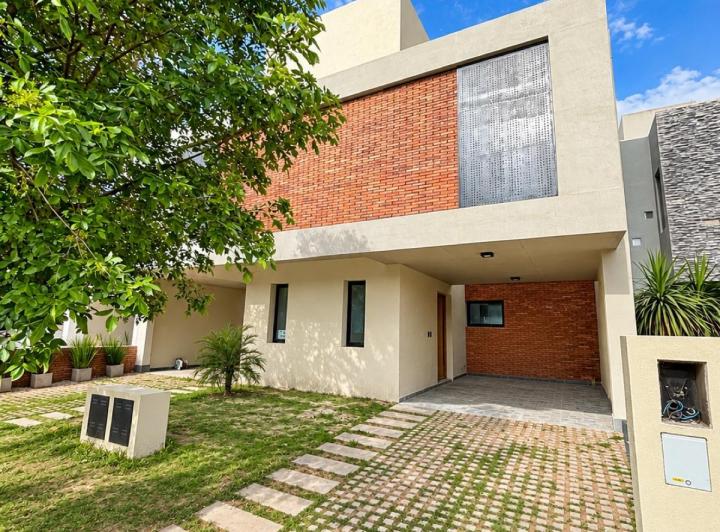 Casa · 168m² · 5 Ambientes · 2 Cocheras