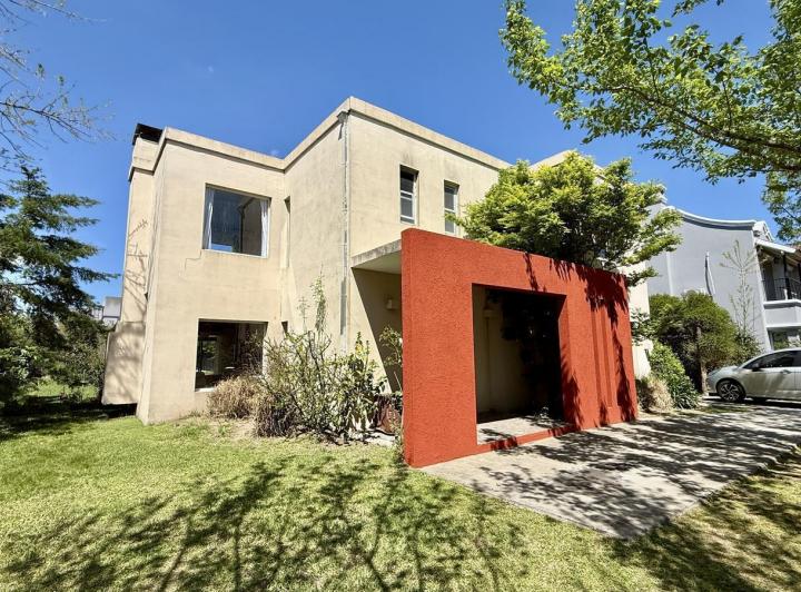 Casa · 232m² · 7 Ambientes · 4 Cocheras