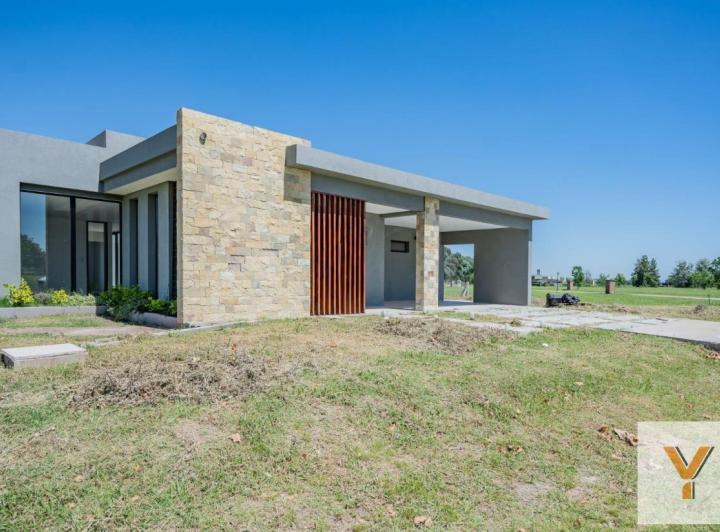 Casa · 244m² · 5 Ambientes · 2 Cocheras