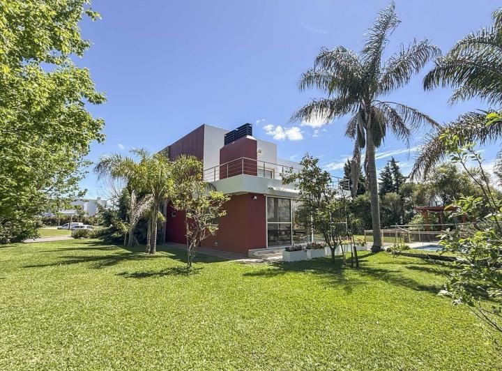 Casa · 340m² · 19 Ambientes · 2 Cocheras