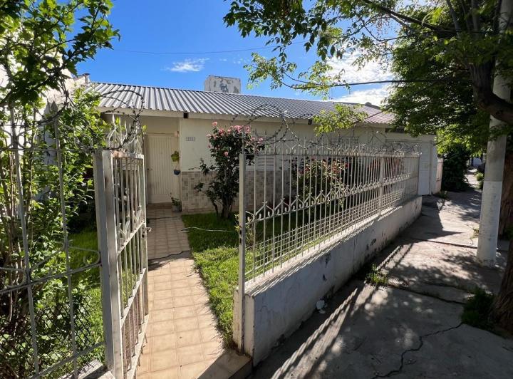 Casa · 100m² · 6 Ambientes · 2 Cocheras