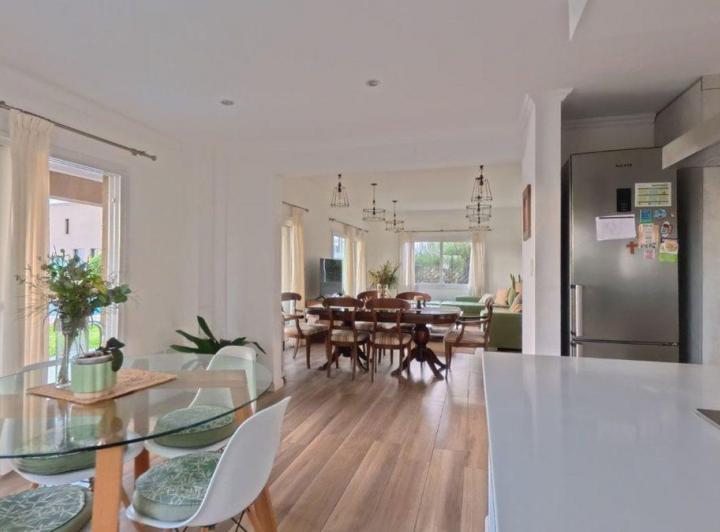 Casa · 275m² · 5 Ambientes · 1 Cochera