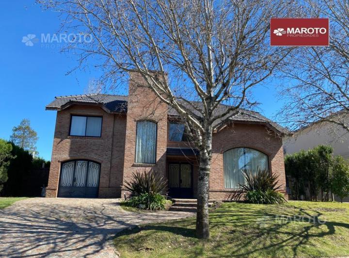 Casa · 300m² · 5 Ambientes · 2 Cocheras