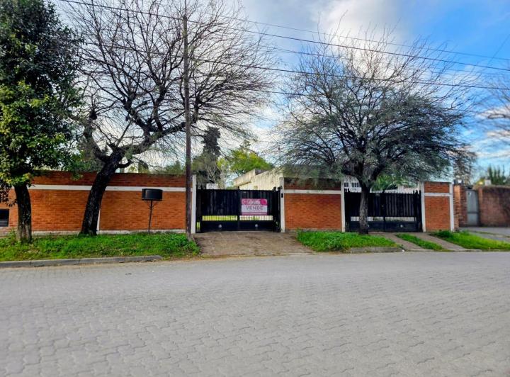 Casa · 200m² · 4 Ambientes · 4 Cocheras