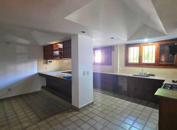 Casa · 220m² · 10 Ambientes · 1 Cochera