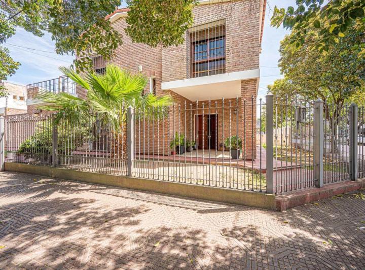 Casa · 231m² · 7 Ambientes · 1 Cochera