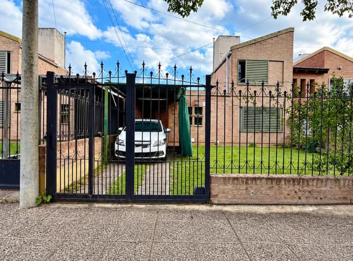 Casa · 77m² · 5 Ambientes · 1 Cochera