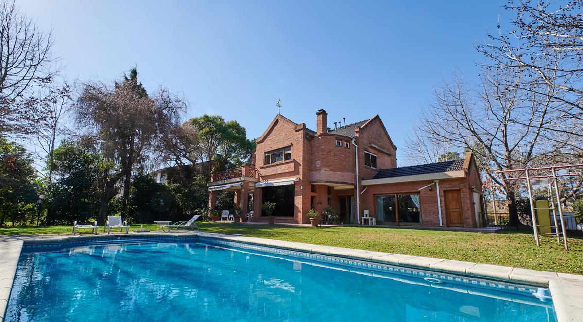 Venta Casa de 5 Ambientes en Club de Campo Hacoaj Tigre con Amplio