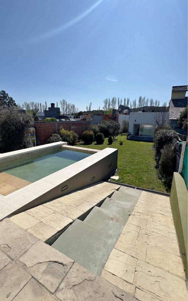 Excelente Propiedad Moderna, en Barrio Residencial, a m del Dique