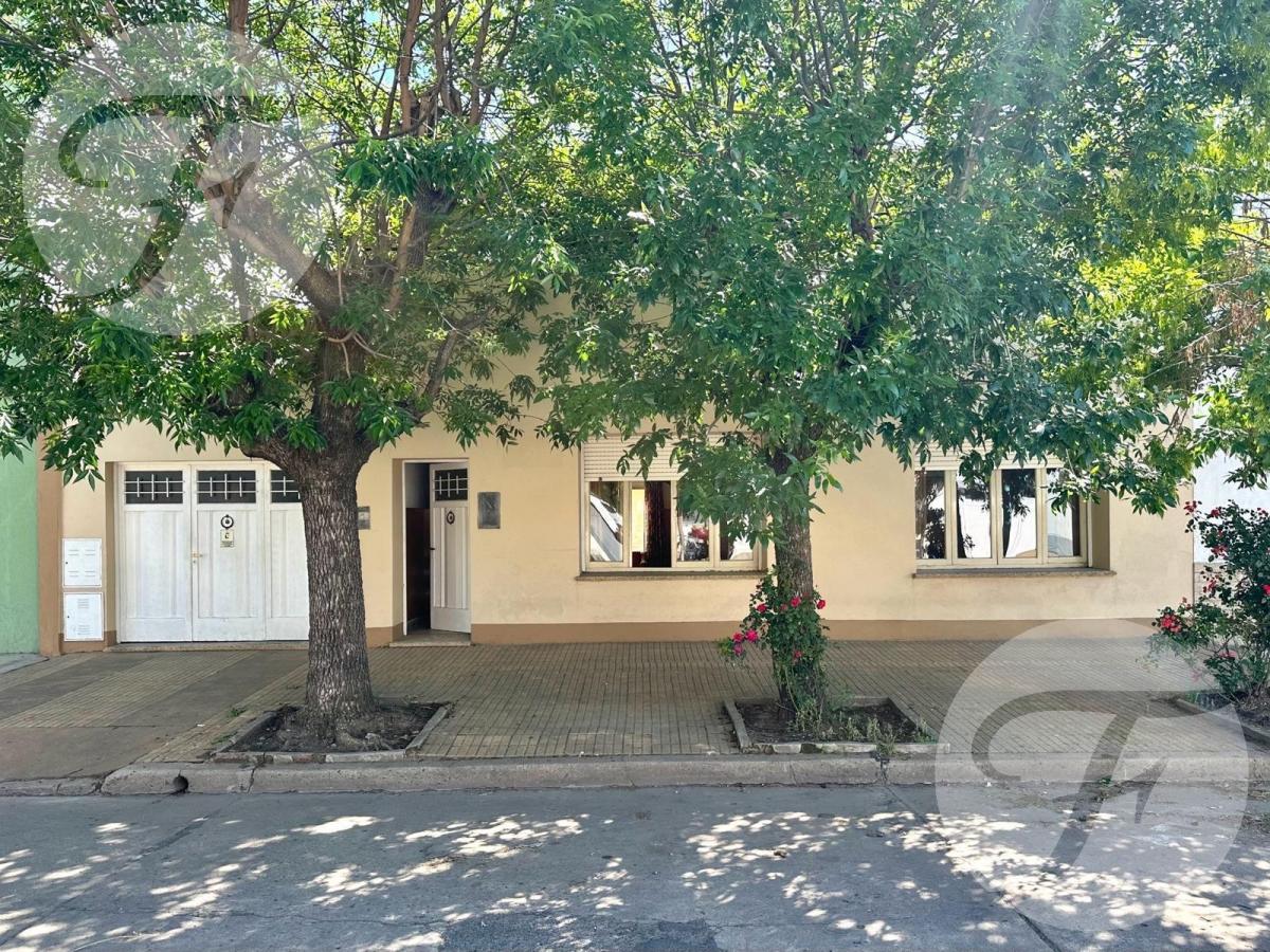 Casa con gran lote en ubicación céntrica - ChivilcoyOfrecemos en venta...