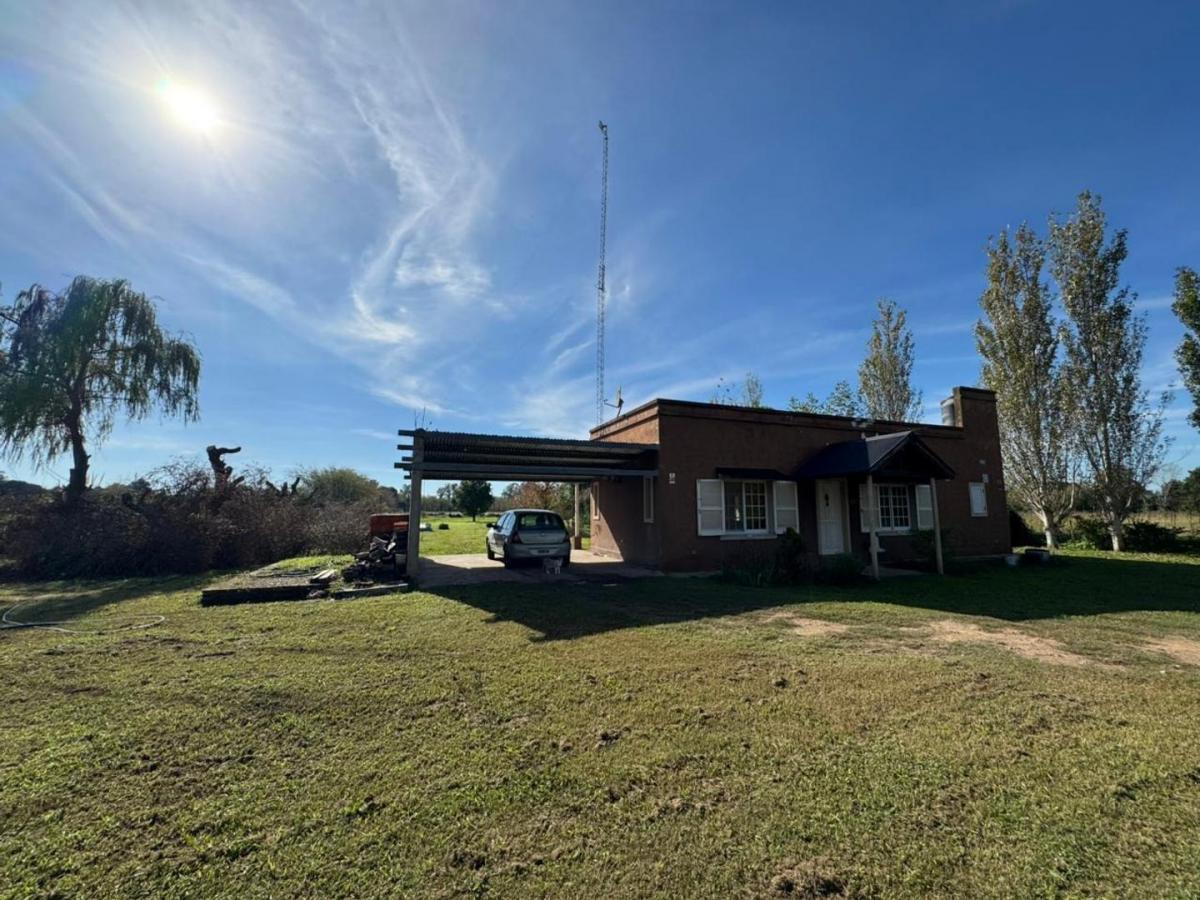 Quinta ubicada en 5. 000m2 de Terreno en ph. Consta de: Living de entrada con co...