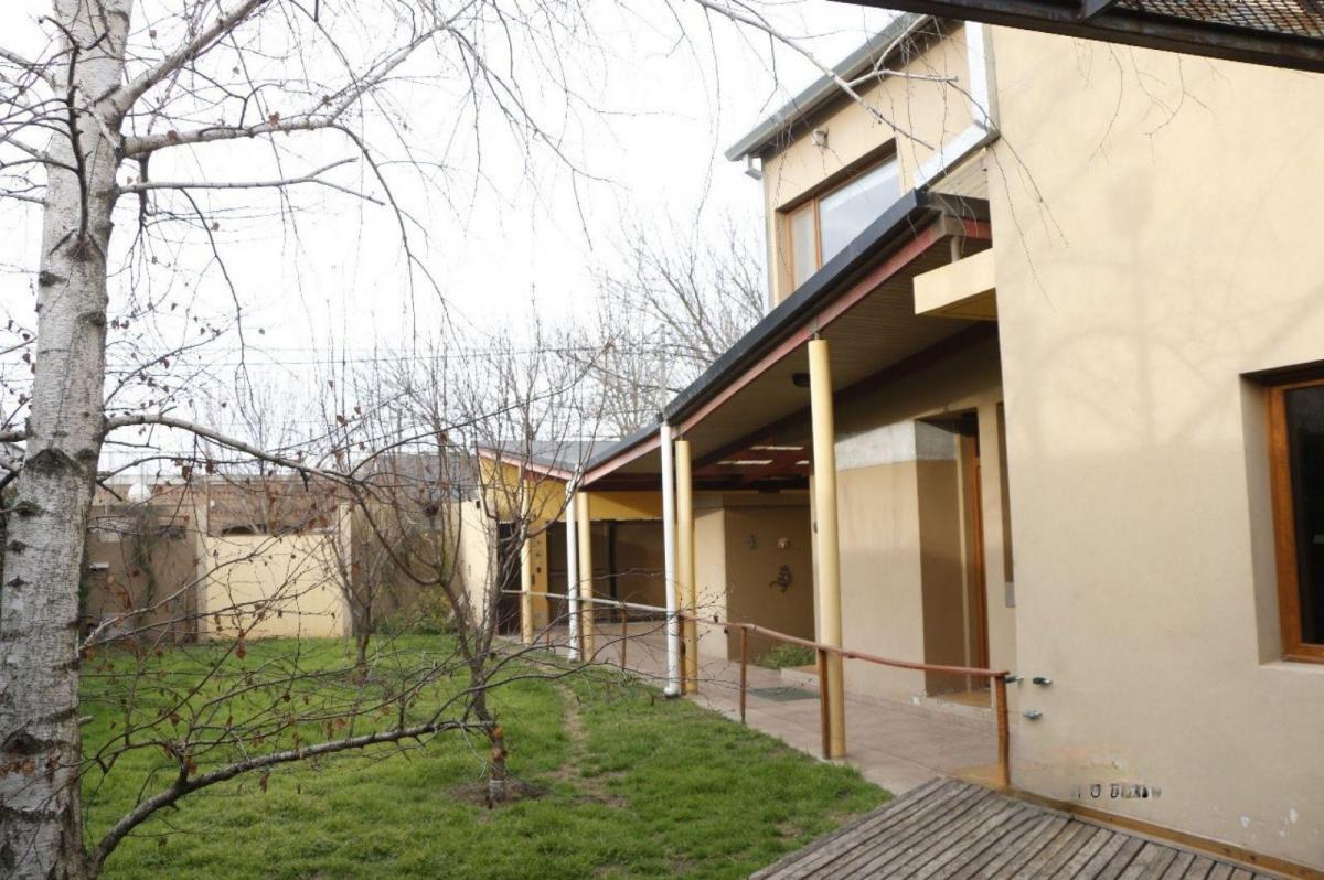 Esta moderna casa ubicada en un sector tranquilo y arbolado en Trenque Lauquen,...