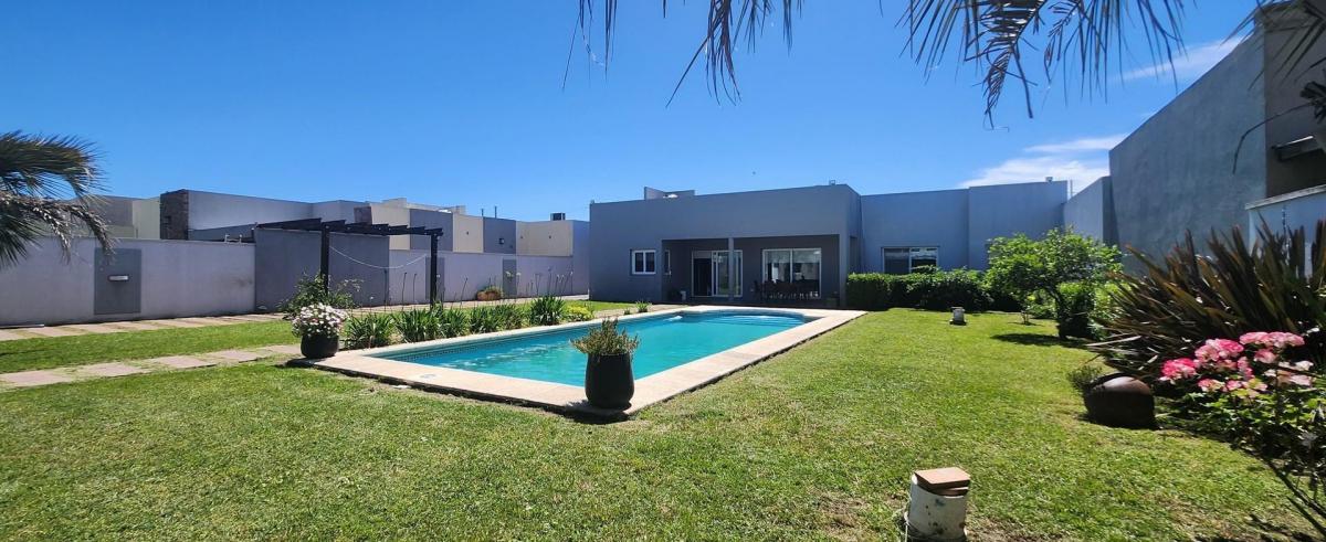 Casa en venta en Chivilcoy. Tu refugio ideal en Chivilcoy te está espe...