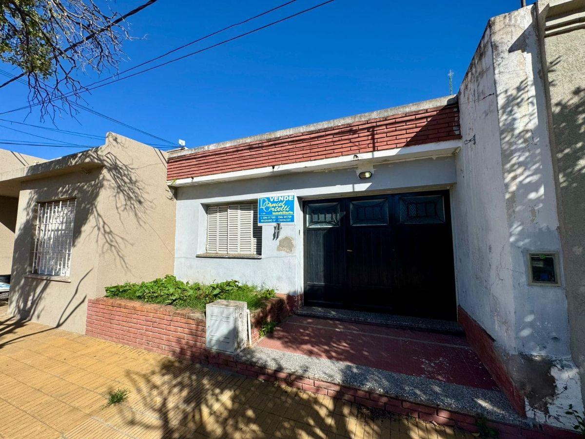 Casa en venta ubicada sobre Laprida 388, en un barrio residencial a po...