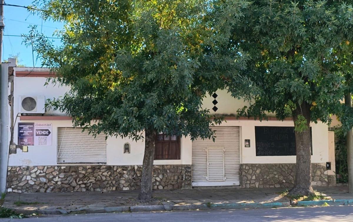 Casa de 60 años de antiguedad. Ideal para reciclar o demoler, sobre lo...