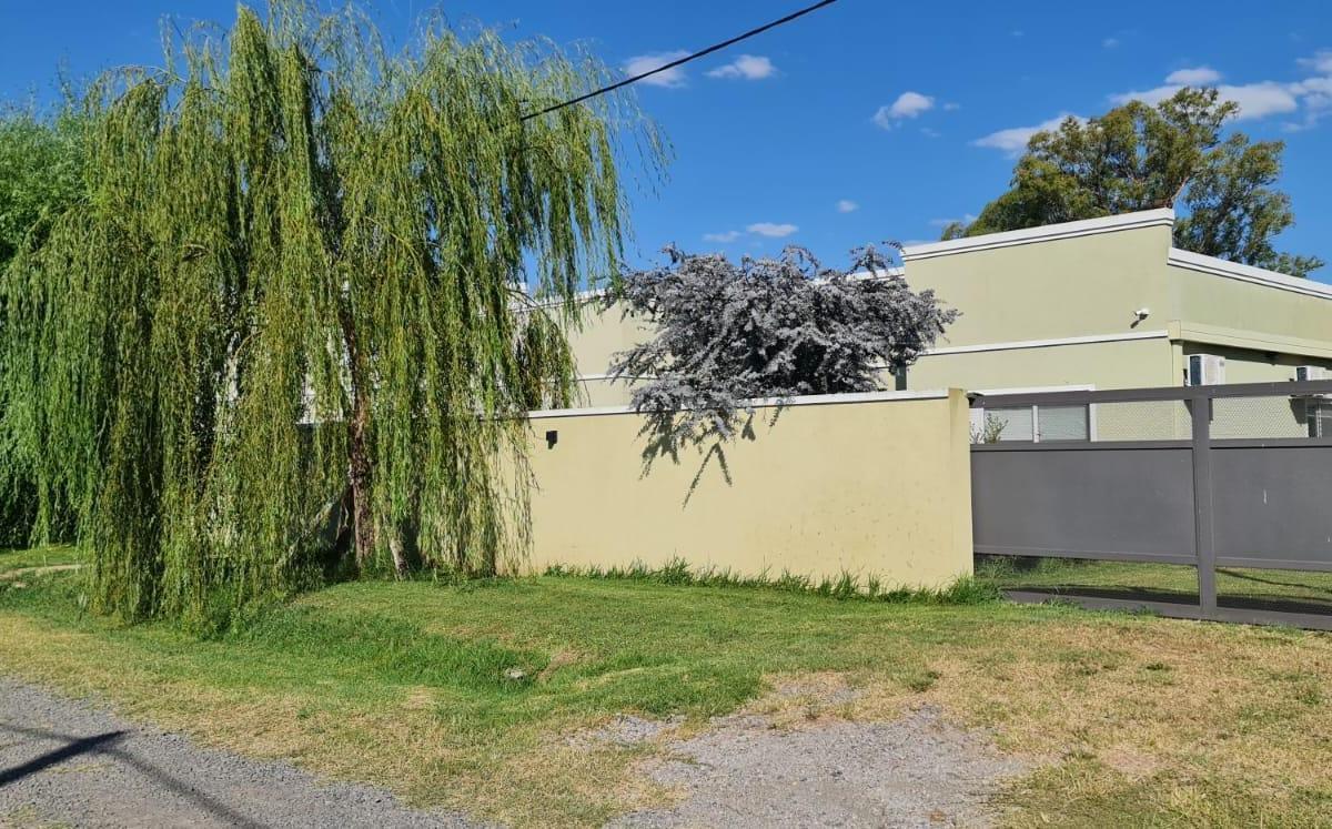 _ Casa de tres dormitorios en venta ubicada sobre calle Pellegrini y 3...