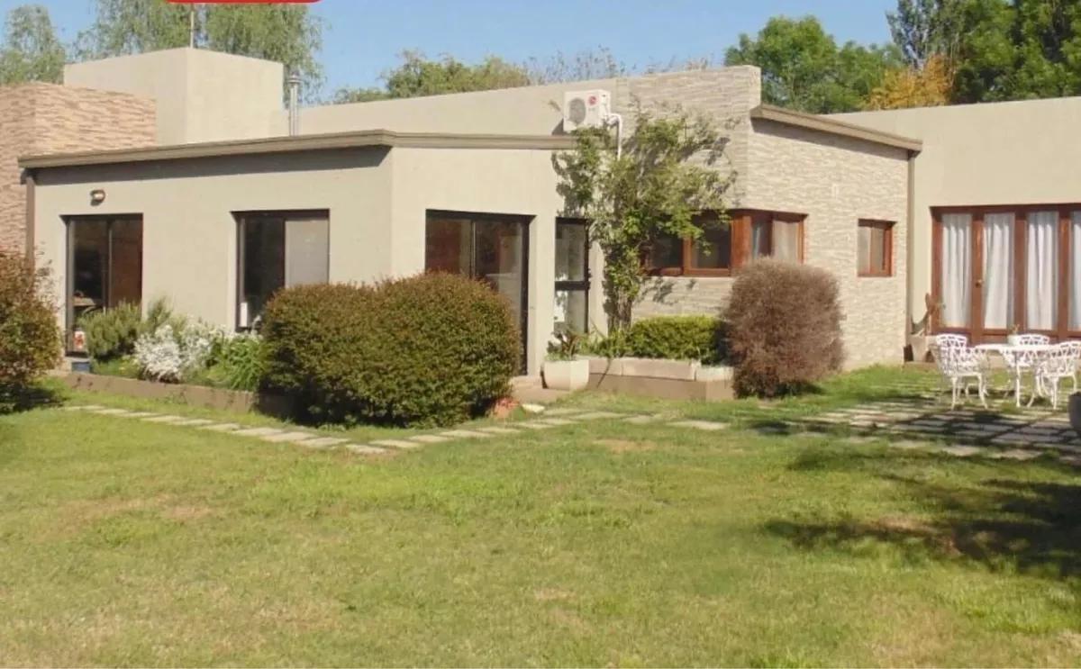 _ Casa de tres dormitorios en venta ubicada sobre calle 564 y Bolívar...