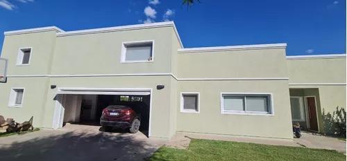 _ Casa de tres dormitorios en venta ubicada sobre calle Raúl Gutiérrez...