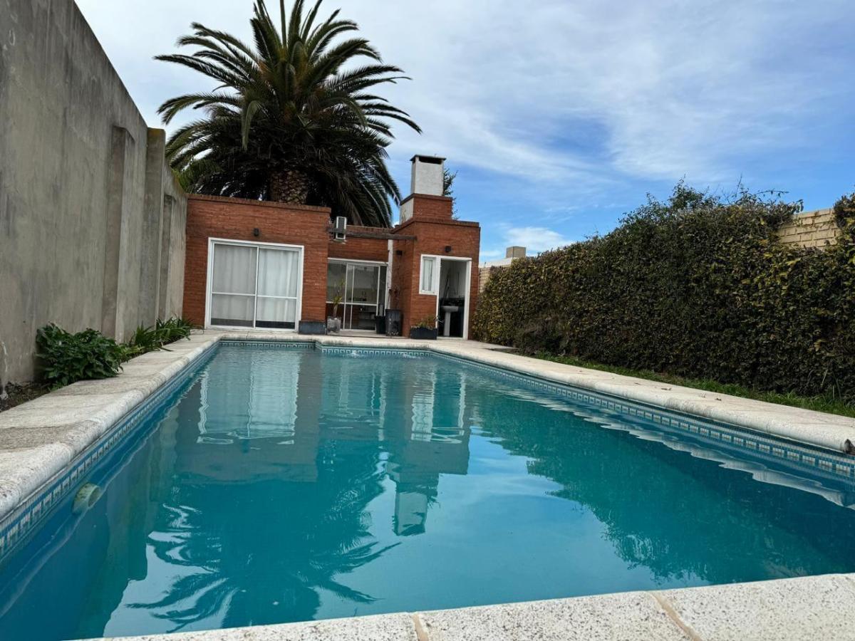 _ Casa de dos dormitorios en venta ubicada sobre calle Almirante Brown...