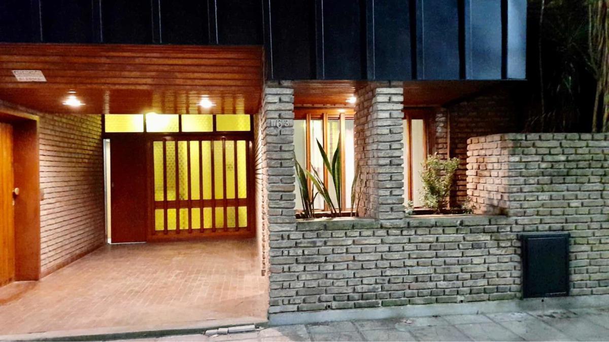 _ Casa de 3 dormitorios en venta ubicada sobre calle Balcarce entre Vi...