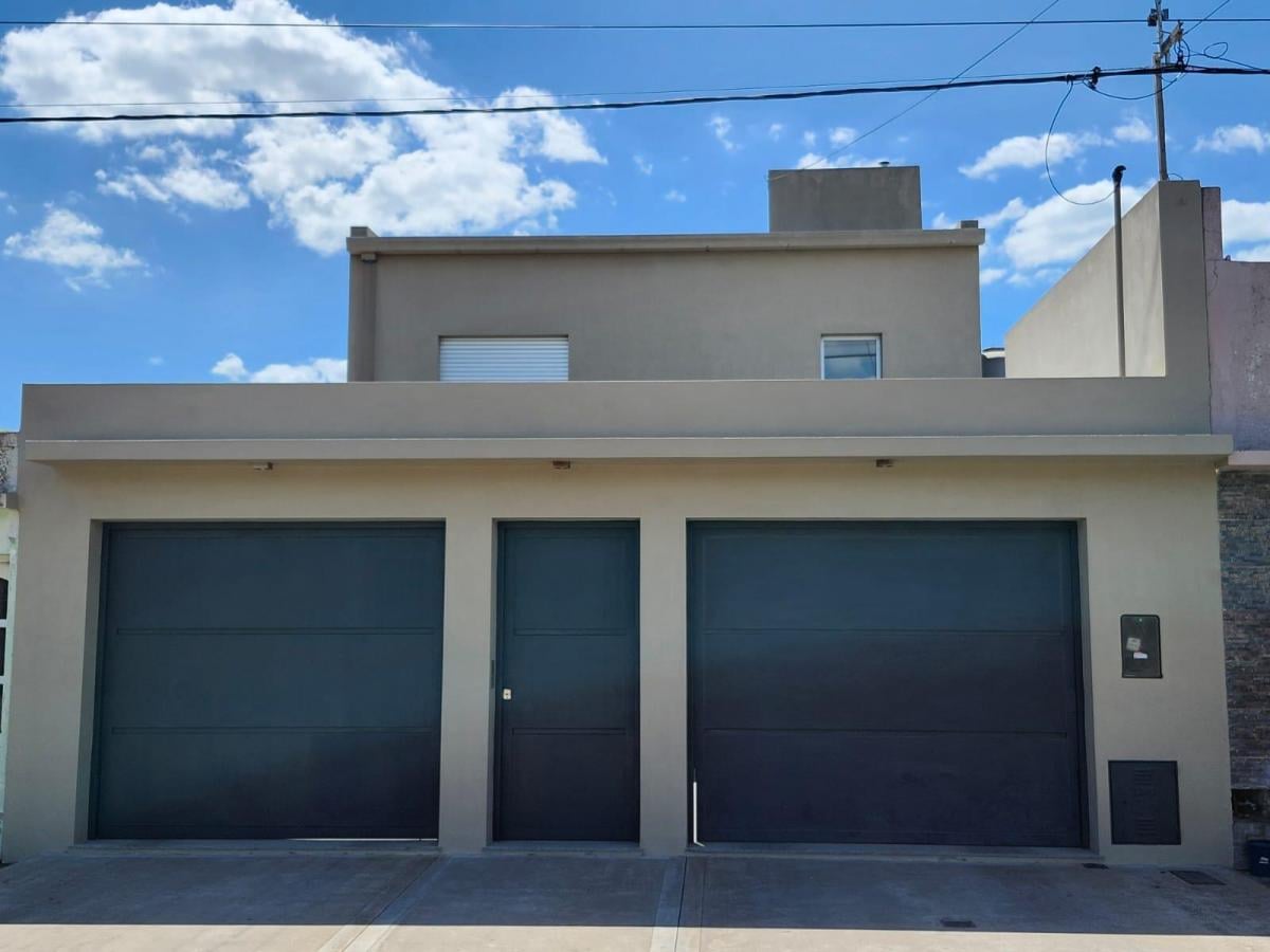 _ Dúplex de tres dormitorios en venta ubicado sobre calle Moquehuá ent...