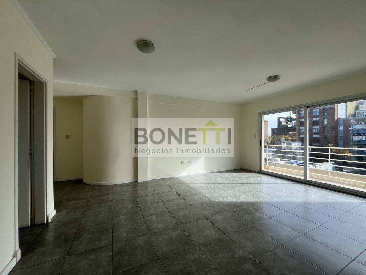Departamento de 55 m², ubicado en el tercer piso con vista al contrafrente. Sile...