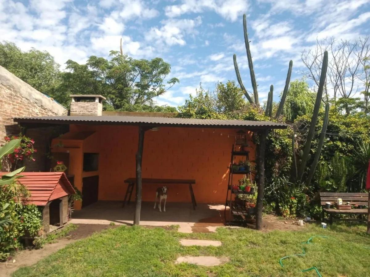 _ Casa de dos dormitorios en venta ubicada sobre calle Laprida y Carlo...