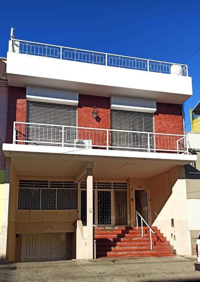 _ Departamento de 3 dormitorios en venta ubicado sobre calle Alvear y...